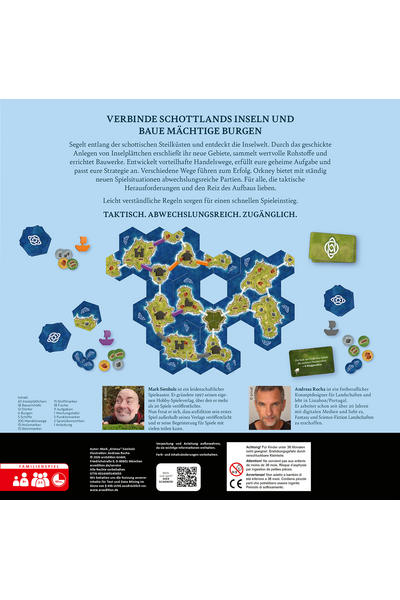 Rückseite der Spielschachtel von „Orkney". Oben ein großer Titel: „Verbinde Schottlands Inseln und baue mächtige Burgen". Darunter ein Beschreibungstext, der das Spielprinzip erklärt: Inselplättchen anlegen, Rohstoffe sammeln, Bauwerke errichten und Handelswege entwickeln. Der Slogan lautet: „Taktisch. Abwechslungsreich. Zugänglich." In der Bildmitte ist ein ausgebreitetes Spielfeld aus sechseckigen Inselplättchen zu sehen, umgeben von einzelnen Spielkomponenten wie Schiffen, Münzen und Karten. Unten links eine Inhaltsliste, daneben Porträts und Kurzbiografien von Autor Mark „Krimsu" Sienholz und Illustrator Andreas Rocha. Am unteren Rand Pflichtangaben, Warnhinweise, CE-Zeichen und ein QR-Code. Kennzeichnung als Familienspiel für 2–5 Spieler ab 8 Jahren, ca. 60 Minuten Spielzeit.