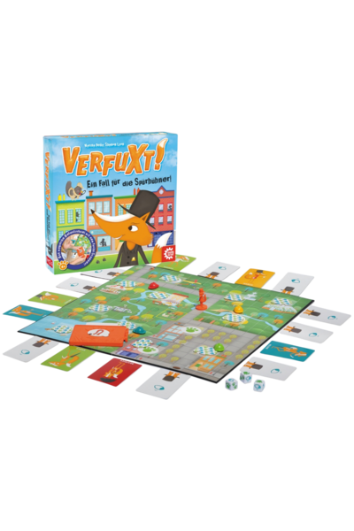 Das Foto zeigt das aufgebaute Spielmaterial von „Verfuxt! – Ein Fall für die Spürhühner!" von Game Factory. Auf einem bunten Stadtspielplan mit Straßen, Gebäuden und einem Fluss stehen farbige Spielfiguren, und rund um das Brett liegen zahlreiche Karten mit stilisierten Fuchsfiguren. Außerdem sind ein orangefarbener Fuchs-Scanner, runde Hinweis-Plättchen und drei weiße Würfel zu sehen.
