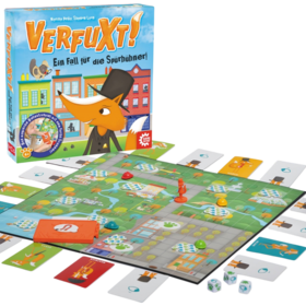 Das Foto zeigt das aufgebaute Spielmaterial von „Verfuxt! – Ein Fall für die Spürhühner!" von Game Factory. Auf einem bunten Stadtspielplan mit Straßen, Gebäuden und einem Fluss stehen farbige Spielfiguren, und rund um das Brett liegen zahlreiche Karten mit stilisierten Fuchsfiguren. Außerdem sind ein orangefarbener Fuchs-Scanner, runde Hinweis-Plättchen und drei weiße Würfel zu sehen.
