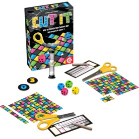 Draufsicht auf den vollständigen Spielinhalt von „Cut It" vor schwarzem Hintergrund, daneben die aufgestellte Spielschachtel. Zu sehen sind: zwei bunte Rasterbögen (Schnittbögen) in Pink, Gelb, Grün und Blau mit Stern- und Wirbelmuster; zwei gelbe Scheren; vier farbige Würfel (blau, pink, grün, gelb); eine Sanduhr; ein schwarzer Wertungsblock mit Bleistift; zwei schwarze Rangplättchen mit den Zahlen 0 und 3; sowie ein einzelner, bereits abgeschnittener Schnipsel. Die Spielschachtel zeigt das bunte Cover mit dem Titel „Cut It" und dem Game-Factory-Logo.