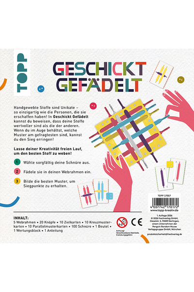 Rückseite der Spielschachtel „Geschickt Gefädelt" vom TOPP-Verlag. Oben der bunte Titel, darunter ein Beschreibungstext und drei nummerierte Spielschritte: Schnüre auswählen, in den Webrahmen einfädeln, Muster bilden. Rechts eine Illustration eines gelben Webrahmen mit bunten Schnüren, umgeben von stilisierten Händen in Orange und Pink. Unten die Inhaltsliste: 5 Webrahmen, 20 Knöpfe, 10 Zielkarten, 10 Kreuzmusterkarten, 10 Parallelmusterkarten, 100 Schnüre, 1 Beutel, 1 Wertungsblock, 1 Anleitung. Altersangabe: ab 3 Jahren.
