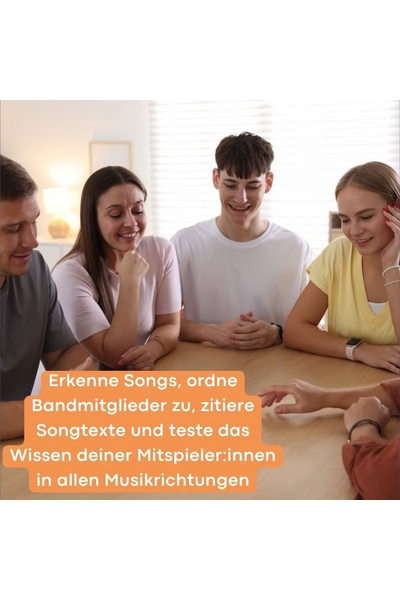 Foto von vier jungen Erwachsenen – zwei Frauen und zwei Männer –, die lachend und konzentriert an einem Holztisch sitzen und gemeinsam spielen. Im Vordergrund unten links ein orangefarbener Text: „Erkenne Songs, ordne Bandmitglieder zu, zitiere Songtexte und teste das Wissen deiner Mitspieler:innen in allen Musikrichtungen."