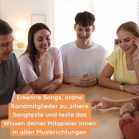 Foto von vier jungen Erwachsenen – zwei Frauen und zwei Männer –, die lachend und konzentriert an einem Holztisch sitzen und gemeinsam spielen. Im Vordergrund unten links ein orangefarbener Text: „Erkenne Songs, ordne Bandmitglieder zu, zitiere Songtexte und teste das Wissen deiner Mitspieler:innen in allen Musikrichtungen."