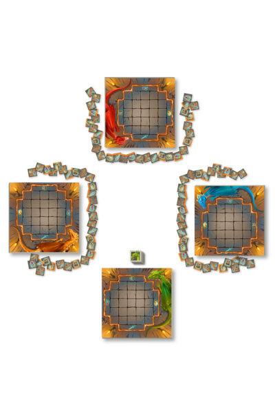 Das Bild zeigt das Spielmaterial eines Brettspiels mit Drachenmotiv, arrangiert auf weißem Hintergrund.  Vier Spielerbretter sind kreuzförmig angeordnet – oben, unten, links und rechts. Jedes Brett ist quadratisch, mit einem 5\times5-Raster aus grauen Steinfeldern in der Mitte, umrahmt von einem leuchtend orangefarbenen Rand. An den Ecken der Bretter befinden sich kleine Fackeln. Jedes Brett ist mit einem andersfarbigen Drachen verziert:  Oben: roter Drache Links: orangefarbener/goldener Drache Rechts: blauer Drache Unten: grüner Drache Um jedes Brett herum sind kleine quadratische Karten verteilt, die leicht schräg gestapelt oder einzeln angeordnet sind. Die Karten haben einen blauen oder braunen Hintergrund mit verschiedenen Symbolen (z. B. Schwerter, Kristalle, Schlösser, Eier).  In der Mitte des Bildes liegt ein einzelner kleiner Würfel oder eine Karte mit einem grünen Drachensymbol.  Das Bild vermittelt einen typischen Spielaufbau für vier Spieler, bei dem jeder Spieler ein eigenes Brett mit einem farblich zugeordneten Drachen und einem persönlichen Kartenstapel erhält.