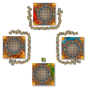 Das Bild zeigt das Spielmaterial eines Brettspiels mit Drachenmotiv, arrangiert auf weißem Hintergrund.  Vier Spielerbretter sind kreuzförmig angeordnet – oben, unten, links und rechts. Jedes Brett ist quadratisch, mit einem 5\times5-Raster aus grauen Steinfeldern in der Mitte, umrahmt von einem leuchtend orangefarbenen Rand. An den Ecken der Bretter befinden sich kleine Fackeln. Jedes Brett ist mit einem andersfarbigen Drachen verziert:  Oben: roter Drache Links: orangefarbener/goldener Drache Rechts: blauer Drache Unten: grüner Drache Um jedes Brett herum sind kleine quadratische Karten verteilt, die leicht schräg gestapelt oder einzeln angeordnet sind. Die Karten haben einen blauen oder braunen Hintergrund mit verschiedenen Symbolen (z. B. Schwerter, Kristalle, Schlösser, Eier).  In der Mitte des Bildes liegt ein einzelner kleiner Würfel oder eine Karte mit einem grünen Drachensymbol.  Das Bild vermittelt einen typischen Spielaufbau für vier Spieler, bei dem jeder Spieler ein eigenes Brett mit einem farblich zugeordneten Drachen und einem persönlichen Kartenstapel erhält.