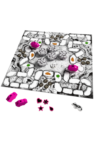 Spielmaterial des Brettspiels „Trüffel-Schnüffel" auf weißem Hintergrund: Ein quadratisches Spielfeld in Schwarz-Weiß-Illustration zeigt einen Weg aus Steinen, auf dem kleine runde Trüffelplättchen und flache Steinfelder mit farbigen Symbolen (grünes Kleeblatt, orangefarbenes Eichenblatt) verteilt sind. Zwei knallpinke Spielfiguren in Schweinchenform stehen auf dem Spielfeld. Davor liegen weitere pinke Spielfiguren sowie einzelne schwarze und pinke Symbolplättchen in den Formen Herz, Stern, Schneeflocke und Tropfen, außerdem eine einzelne schwarz-weiße Spielfigur.