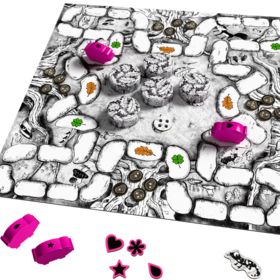 Spielmaterial des Brettspiels „Trüffel-Schnüffel" auf weißem Hintergrund: Ein quadratisches Spielfeld in Schwarz-Weiß-Illustration zeigt einen Weg aus Steinen, auf dem kleine runde Trüffelplättchen und flache Steinfelder mit farbigen Symbolen (grünes Kleeblatt, orangefarbenes Eichenblatt) verteilt sind. Zwei knallpinke Spielfiguren in Schweinchenform stehen auf dem Spielfeld. Davor liegen weitere pinke Spielfiguren sowie einzelne schwarze und pinke Symbolplättchen in den Formen Herz, Stern, Schneeflocke und Tropfen, außerdem eine einzelne schwarz-weiße Spielfigur.