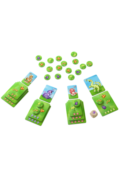 Spielmaterial von „Kleine Dinos" auf weißem Hintergrund. Vier Spielbereiche sind kreisförmig angeordnet, jeder mit gestapelten grünen Karten unterschiedlicher Größe (die wachsenden Dinos), einem runden Futter-Chip obenauf und weiteren Chips daneben. In der Mitte liegen verstreut viele runde grüne Plättchen mit verschiedenen Futtersymbolen (Raupen, Beeren, Blätter) sowie ein Holzwürfel mit Insektenmotiv. Einzelne Dino-Karten zeigen Illustrationen der verschiedenen Dinosaurier.