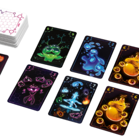 Neun dunkle Spielkarten aus dem Kartenspiel „Molecools" sind fächerförmig ausgelegt. Jede Karte zeigt ein leuchtendes, neonfarbendes Fantasiewesen auf schwarzem Hintergrund – darunter grüne froschähnliche Kreaturen, ein blaues Geisterwesen, gelb-orange Kugeltiere und eine pinke Figur. In den Ecken stehen Zahlenwerte (z. B. 3, 4, 5, 6, 7). Links oben liegt ein verdeckter Kartenstapel mit dem Molecools-Logo auf der Rückseite.
