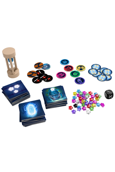Spielmaterial von „Pixie Time" auf weißem Hintergrund. Oben links eine hölzerne Sanduhr. Daneben mehrere Stapel runder Chips: braun-orange gemusterte, schwarz-weiße (mit X-Symbolen), bunte Handgesten-Chips (pink, rot, grün, gelb, blau, lila) und blaue Sanduhr-Chips. Unten links drei Stapel blauer Quadratkarten mit verschiedenen magischen Motiven. In der Mitte ein Haufen bunter Stern-Spielsteine in vielen Farben sowie ein schwarzer Würfel.