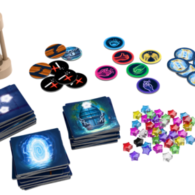 Spielmaterial von „Pixie Time" auf weißem Hintergrund. Oben links eine hölzerne Sanduhr. Daneben mehrere Stapel runder Chips: braun-orange gemusterte, schwarz-weiße (mit X-Symbolen), bunte Handgesten-Chips (pink, rot, grün, gelb, blau, lila) und blaue Sanduhr-Chips. Unten links drei Stapel blauer Quadratkarten mit verschiedenen magischen Motiven. In der Mitte ein Haufen bunter Stern-Spielsteine in vielen Farben sowie ein schwarzer Würfel.
