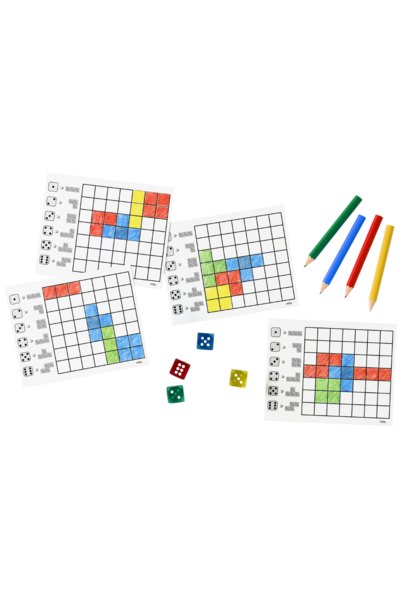 Zu sehen sind:  Vier Spielbögen (weiße Kartonblätter) mit je einem aufgedruckten Raster aus etwa 8\times8 Feldern. Links neben jedem Raster sind Würfelsymbole mit Pfeilen abgebildet, die als Legende oder Punkteskala dienen. Auf den Bögen sind bereits verschiedene Felder farbig ausgemalt – in Rot, Blau, Grün und Gelb – was den Spielfortschritt zeigt.  Vier Buntstifte in den Farben Grün, Blau, Rot und Gelb, oben rechts im Bild.  Vier Würfel in der Bildmitte unten: je einer in Blau, Rot, Grün und Gelb (transparent bzw. farbig).  Das Spielprinzip: Würfeln und anschließend entsprechende Felder im Raster mit dem passenden Farbstift ausmalen.