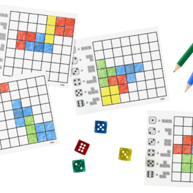 Zu sehen sind:  Vier Spielbögen (weiße Kartonblätter) mit je einem aufgedruckten Raster aus etwa 8\times8 Feldern. Links neben jedem Raster sind Würfelsymbole mit Pfeilen abgebildet, die als Legende oder Punkteskala dienen. Auf den Bögen sind bereits verschiedene Felder farbig ausgemalt – in Rot, Blau, Grün und Gelb – was den Spielfortschritt zeigt.  Vier Buntstifte in den Farben Grün, Blau, Rot und Gelb, oben rechts im Bild.  Vier Würfel in der Bildmitte unten: je einer in Blau, Rot, Grün und Gelb (transparent bzw. farbig).  Das Spielprinzip: Würfeln und anschließend entsprechende Felder im Raster mit dem passenden Farbstift ausmalen.