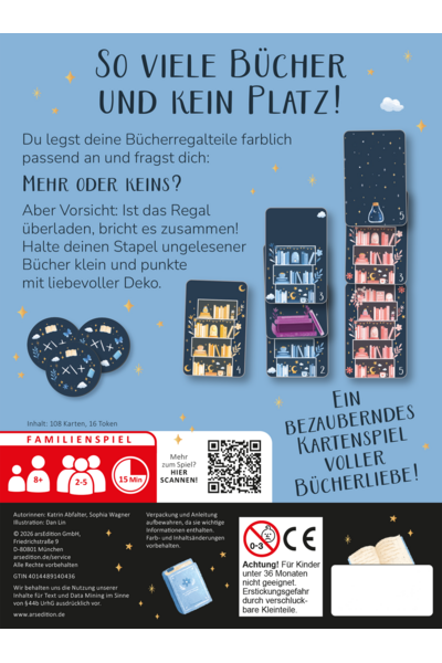 Rückseite der Spielschachtel von „So viele Bücher und kein Platz!" auf hellblauem Hintergrund mit goldenen Sternen und Funkeln. Oben der Titel in großer, handgeschriebener Schrift. Darunter der Beschreibungstext: „Du legst deine Bücherregalteile farblich passend an und fragst dich: Mehr oder keins? Aber Vorsicht: Ist das Regal überladen, bricht es zusammen! Halte deinen Stapel ungelesener Bücher klein und punkte mit liebevoller Deko." Links sind drei runde, dunkelblaue Spieltoken mit Strichmuster-Symbolen abgebildet. Rechts zeigen mehrere hochformatige Spielkarten illustrierte Bücherregale in warmen Farbtönen – Rosa, Gelb und Blau – auf dunkelblauem Grund, dekoriert mit Mond, Sternen, Tassen und Blumen. Unten rechts der Slogan: „Ein bezauberndes Kartenspiel voller Bücherliebe!" Eine rote Leiste kennzeichnet das Spiel als Familienspiel für 2–5 Personen ab 8 Jahren, Spieldauer 15 Minuten. Ein QR-Code verweist auf weitere Infos. Im schwarzen Fußbereich stehen Impressum, Sicherheitshinweis und GTIN.