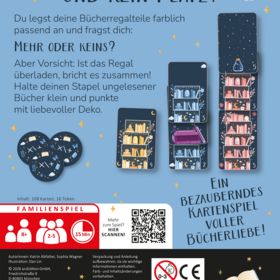Rückseite der Spielschachtel von „So viele Bücher und kein Platz!" auf hellblauem Hintergrund mit goldenen Sternen und Funkeln. Oben der Titel in großer, handgeschriebener Schrift. Darunter der Beschreibungstext: „Du legst deine Bücherregalteile farblich passend an und fragst dich: Mehr oder keins? Aber Vorsicht: Ist das Regal überladen, bricht es zusammen! Halte deinen Stapel ungelesener Bücher klein und punkte mit liebevoller Deko." Links sind drei runde, dunkelblaue Spieltoken mit Strichmuster-Symbolen abgebildet. Rechts zeigen mehrere hochformatige Spielkarten illustrierte Bücherregale in warmen Farbtönen – Rosa, Gelb und Blau – auf dunkelblauem Grund, dekoriert mit Mond, Sternen, Tassen und Blumen. Unten rechts der Slogan: „Ein bezauberndes Kartenspiel voller Bücherliebe!" Eine rote Leiste kennzeichnet das Spiel als Familienspiel für 2–5 Personen ab 8 Jahren, Spieldauer 15 Minuten. Ein QR-Code verweist auf weitere Infos. Im schwarzen Fußbereich stehen Impressum, Sicherheitshinweis und GTIN.