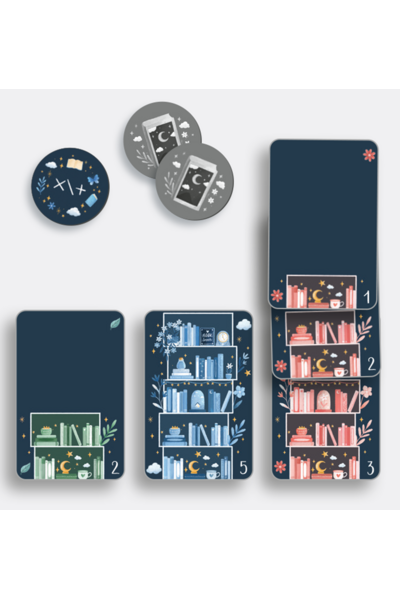 Freisteller des Spielmaterials auf hellgrauem Hintergrund. Zu sehen sind verschiedene Spielkarten und Token. Links oben: ein runder, dunkelblauer Token mit einem aufgeschlagenen Buch, Schmetterling, Wolken und Strichmuster-Symbolen. Daneben zwei graue runde Token mit einer Karten-Illustration (Mond, Sterne, Wolken). Links unten: eine kleine Karte mit grünem Bücherregal-Motiv, Wert 2. Mitte: eine mittelgroße Karte mit blauem Bücherregal über vier Etagen, dekoriert mit Blumen und Sternen, Wert 5. Rechts: eine große, mehrteilige Karte, die ein dreiteiliges Regal in Rosa-Tönen zeigt – mit Büchern, Tassen, Mond und Blumen auf dunklem Grund, Werte 1, 2 und 3 auf den einzelnen Segmenten.