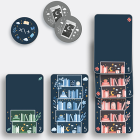 Freisteller des Spielmaterials auf hellgrauem Hintergrund. Zu sehen sind verschiedene Spielkarten und Token. Links oben: ein runder, dunkelblauer Token mit einem aufgeschlagenen Buch, Schmetterling, Wolken und Strichmuster-Symbolen. Daneben zwei graue runde Token mit einer Karten-Illustration (Mond, Sterne, Wolken). Links unten: eine kleine Karte mit grünem Bücherregal-Motiv, Wert 2. Mitte: eine mittelgroße Karte mit blauem Bücherregal über vier Etagen, dekoriert mit Blumen und Sternen, Wert 5. Rechts: eine große, mehrteilige Karte, die ein dreiteiliges Regal in Rosa-Tönen zeigt – mit Büchern, Tassen, Mond und Blumen auf dunklem Grund, Werte 1, 2 und 3 auf den einzelnen Segmenten.