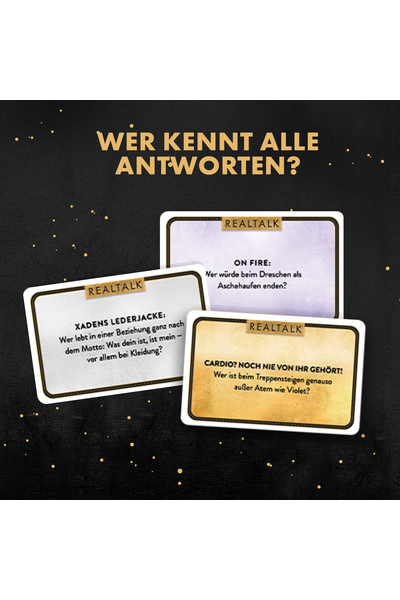 Quadratische Grafik mit schwarzem Hintergrund und goldenen Glitzerpunkten. Überschrift in goldenen Großbuchstaben: „WER KENNT ALLE ANTWORTEN?" Darunter drei überlappend angeordnete Spielkarten: eine silberne Karte mit der Aufschrift „XADENS LEDERJACKE: Wer lebt in einer Beziehung ganz nach dem Motto: Was dein ist, ist mein – vor allem bei Kleidung?", eine violette Karte mit „ON FIRE: Wer würde beim Dreschen als Aschehaufen enden?" und eine goldene Karte mit „CARDIO? NOCH NIE VON IHR GEHÖRT! Wer ist beim Treppensteigen genauso außer Atem wie Violet?".