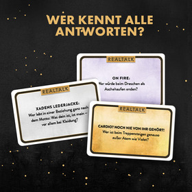 Quadratische Grafik mit schwarzem Hintergrund und goldenen Glitzerpunkten. Überschrift in goldenen Großbuchstaben: „WER KENNT ALLE ANTWORTEN?" Darunter drei überlappend angeordnete Spielkarten: eine silberne Karte mit der Aufschrift „XADENS LEDERJACKE: Wer lebt in einer Beziehung ganz nach dem Motto: Was dein ist, ist mein – vor allem bei Kleidung?", eine violette Karte mit „ON FIRE: Wer würde beim Dreschen als Aschehaufen enden?" und eine goldene Karte mit „CARDIO? NOCH NIE VON IHR GEHÖRT! Wer ist beim Treppensteigen genauso außer Atem wie Violet?".