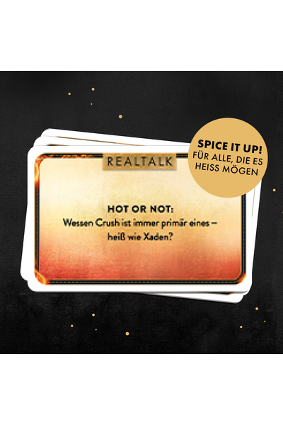 Quadratische Grafik mit schwarzem Hintergrund und goldenen Glitzerpunkten. Zentral ein Stapel Spielkarten mit flammenrotem Farbverlauf (gelb zu rot). Die oberste Karte zeigt das „REALTALK"-Label in Gold und die Frage: „HOT OR NOT: Wessen Crush ist immer primär eines – heiß wie Xaden?" Oben rechts ein goldener Kreis-Sticker mit dem Text: „SPICE IT UP! FÜR ALLE, DIE ES HEISS MÖGEN".