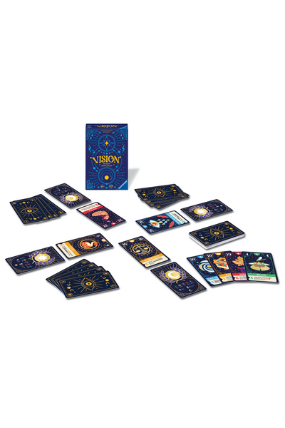 Spielaufbau von „Vision – Im Bann der Karten" (Ravensburger): Die dunkelblaue Spielschachtel steht im Hintergrund. Davor sind zahlreiche Spielkarten auf weißem Untergrund ausgebreitet – teils verdeckt mit mystischen Rückseiten (goldenes Auge, Sterne, Mond), teils offen mit farbigen Illustrationen und Spieleffekten. Sichtbare Karten zeigen u. a. einen Hahn, eine Lotusblüte und einen Marienkäfer. Rechts unten liegen mehrere aufgefächerte Karten mit Titeln wie „Das Absolute", „Herbst", „Ruhe" und „Glück".