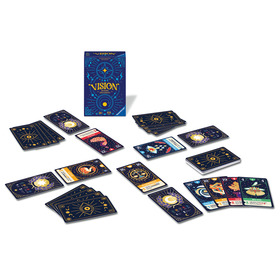 Spielaufbau von „Vision – Im Bann der Karten" (Ravensburger): Die dunkelblaue Spielschachtel steht im Hintergrund. Davor sind zahlreiche Spielkarten auf weißem Untergrund ausgebreitet – teils verdeckt mit mystischen Rückseiten (goldenes Auge, Sterne, Mond), teils offen mit farbigen Illustrationen und Spieleffekten. Sichtbare Karten zeigen u. a. einen Hahn, eine Lotusblüte und einen Marienkäfer. Rechts unten liegen mehrere aufgefächerte Karten mit Titeln wie „Das Absolute", „Herbst", „Ruhe" und „Glück".