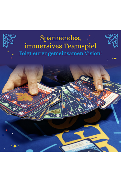 Nahaufnahme zweier Hände, die ein großes Kartenpaket des Spiels „Vision" fächerförmig ausbreiten. Die Karten zeigen bunte Illustrationen mit Zahlen (u. a. 2, 4, 6, 18, 19, 20, 29) und verschiedenfarbige Rahmen (rot, grün, blau). Im Hintergrund ist das blaue Spielfeld mit goldenem „Vision"-Schriftzug zu erkennen. Oben der Text: „Spannendes, immersives Teamspiel – Folgt eurer gemeinsamen Vision!"
