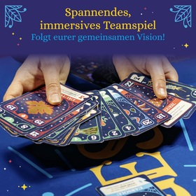 Nahaufnahme zweier Hände, die ein großes Kartenpaket des Spiels „Vision" fächerförmig ausbreiten. Die Karten zeigen bunte Illustrationen mit Zahlen (u. a. 2, 4, 6, 18, 19, 20, 29) und verschiedenfarbige Rahmen (rot, grün, blau). Im Hintergrund ist das blaue Spielfeld mit goldenem „Vision"-Schriftzug zu erkennen. Oben der Text: „Spannendes, immersives Teamspiel – Folgt eurer gemeinsamen Vision!"