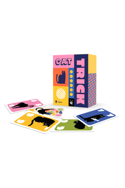 Produktfoto der „Cat Trick"-Spielschachtel auf weißem Hintergrund, umgeben von fünf aufgefächerten Spielkarten. Die Schachtel zeigt die Vorderseite mit dem typischen farbigen Blockdesign. Die Karten davor sind in Pink, Gelb, Beige (Rückseite mit buntem Katzenzubehör-Muster), Grün und Blau gehalten – alle mit schwarzen Katzensilhouetten und weißen Zahlen. Das Bild wirkt wie ein klassisches Produktbild für den Online-Shop.