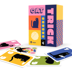 Produktfoto der „Cat Trick"-Spielschachtel auf weißem Hintergrund, umgeben von fünf aufgefächerten Spielkarten. Die Schachtel zeigt die Vorderseite mit dem typischen farbigen Blockdesign. Die Karten davor sind in Pink, Gelb, Beige (Rückseite mit buntem Katzenzubehör-Muster), Grün und Blau gehalten – alle mit schwarzen Katzensilhouetten und weißen Zahlen. Das Bild wirkt wie ein klassisches Produktbild für den Online-Shop.