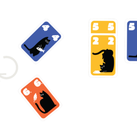 Links sind vier Spielkarten schräg angeordnet – zwei rosafarbene (Zahlen 7 und 2) und zwei gespielte Karten (Blau mit 4, Orange mit 6) –, verbunden durch einen geschwungenen Pfeil, der den Spielzug andeutet. Rechts stehen drei Kartenpaare aufrecht nebeneinander: ein gelbes Paar (5/2), ein blaues Paar (5/5) und ein grünes Paar (1/8). Alle Karten zeigen schwarze Katzensilhouetten mit verschiedenen Accessoires wie Feder, Fisch oder Wollknäuel.